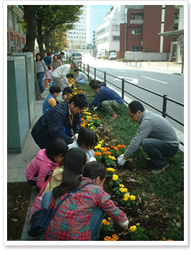 土曜日に近隣の小学生や幼稚園の子供達と
共に花植え作業をしている模様
